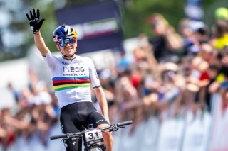 Tom Pidcock avec son maillot de champion du monde de VTT décroché en 2023 (archives). KEYSTONE/MAXIME SCHMID